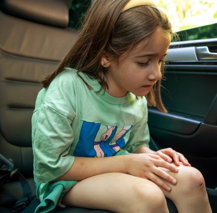 little girl have injury because leaving kids alone make risks 